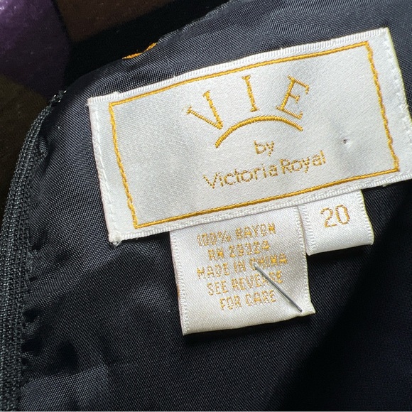 VIE by Victoria Royal Beaded Top size 20. (JK3) - Picture 8 of 8